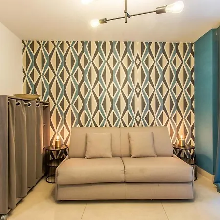 En Bord De Avec Piscine - アパート カンヌ